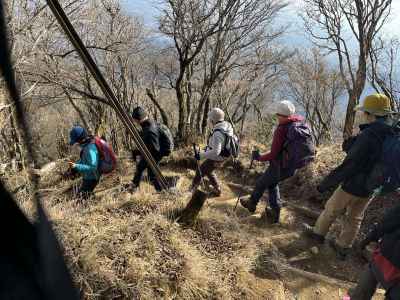 雷ノ峰尾根を下る 