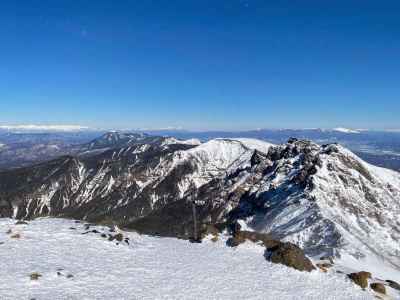 山頂から横岳・硫黄岳方面、彼方には北アルプス