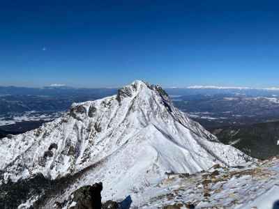 下山路から見る阿弥陀岳、その向こう左手は御嶽山