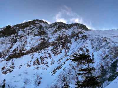 雪煙舞う赤岳 