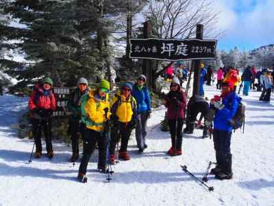 山頂駅の前でアイゼンを装着し、準備完了！ 