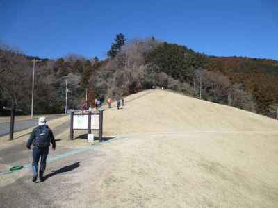 南山登山口が前方に見えてきた 