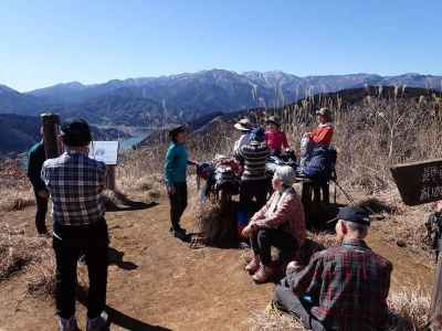 南山（544ｍ）到着、ぽかぽか陽気で最高！！