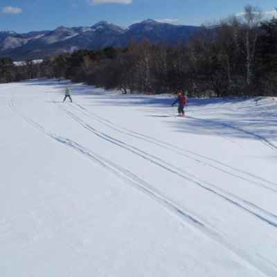 牧場の雪原を滑走 