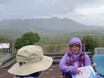 ガイドさんと三原山 