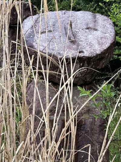 箱根峠 新箱根八里記念碑(峠の地蔵)のひとつ 