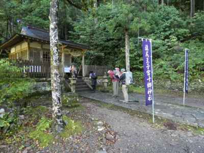 滝尻王子に道中の安全を祈願 