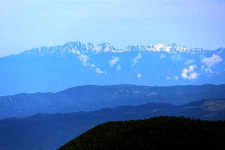 穂高岳連峰、手前は美ヶ原（撮影　中澤均HN） 
