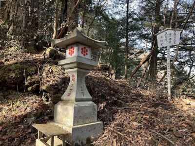 灯篭を数えつつ登る 