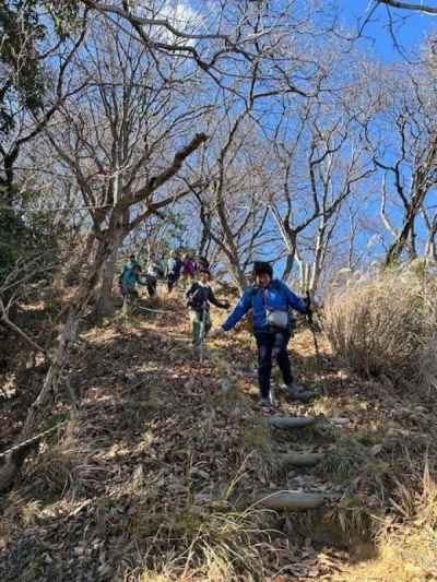 急坂を慎重に下る 
