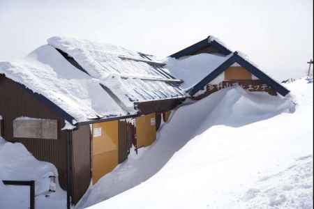 雪に埋もれた蓼科山ヒュッテ