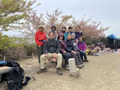 大楠山山頂、河津桜の前で