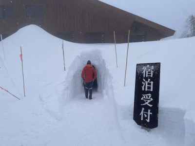山荘入口の雪洞 
