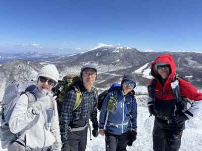 北峰山頂にて浅間山をバックに