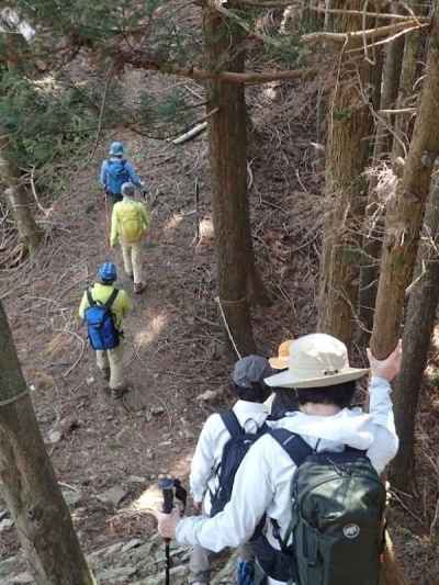岩場をくだる 