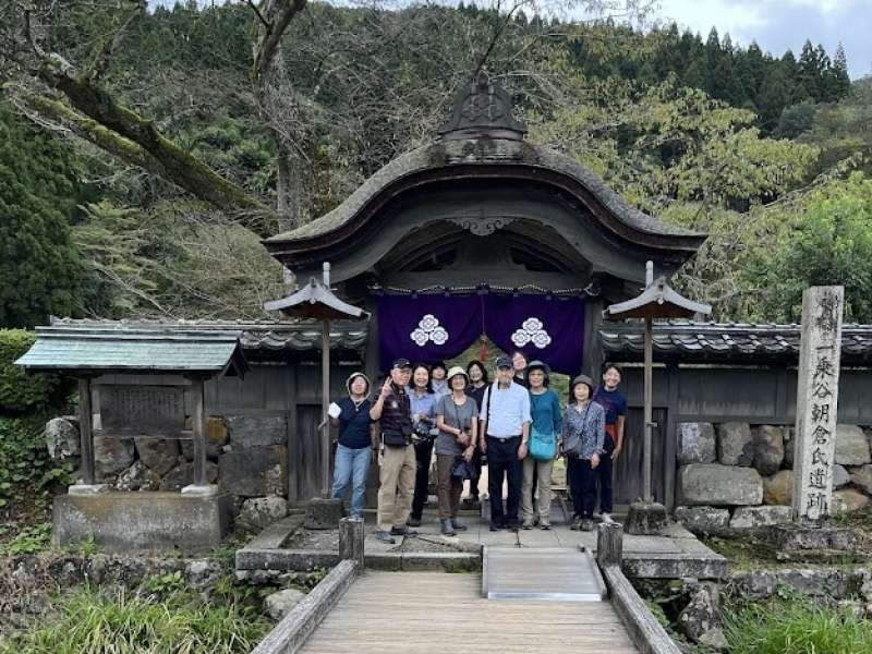 朝倉館唐門にて 