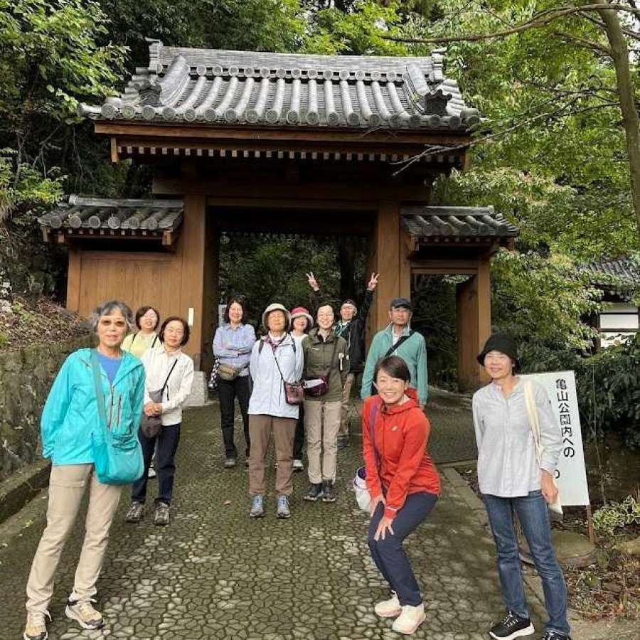 復元された搦手門の前で 