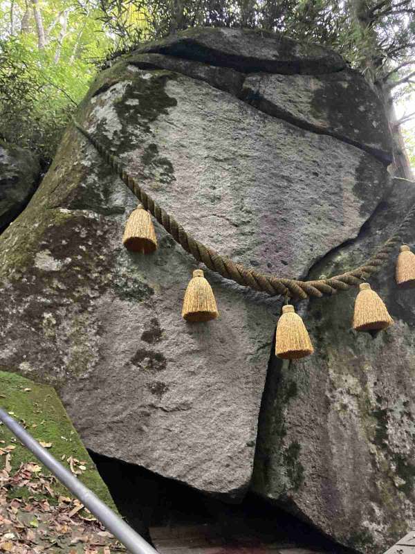 石割神社の大岩