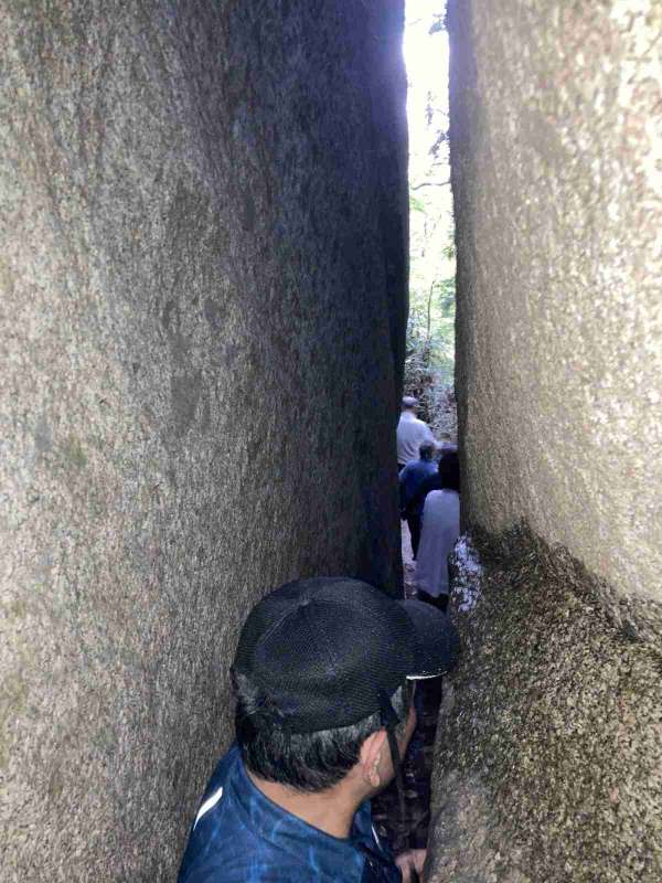 岩の隙間をくぐって祈願