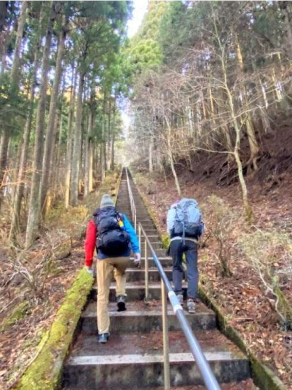 早々に長い階段からスタートとなる