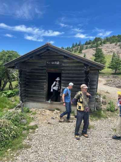 賽の河原避難小屋で昼食 