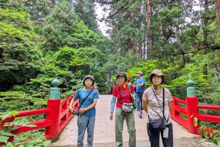 山上と俗世を分ける祓川にかかる「神橋」を渡る
