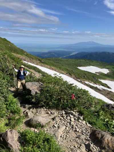 振り返れば雪渓と鳥海山 