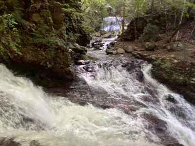 竜喰谷の出合滝は水量多く… 