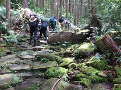 苔むした石畳　間もなく「馬越峠」