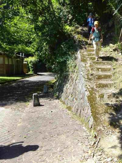 大吹峠登山口休憩所へ。ゴールももうすぐ。