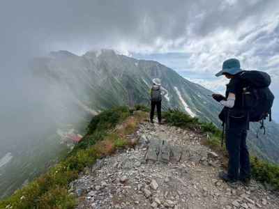 白岳山頂から五竜岳。雲間に見え隠れ 