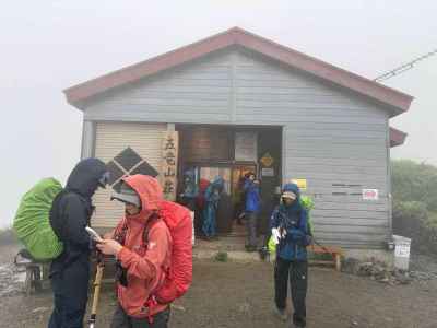 翌朝強風雨の中を下山 