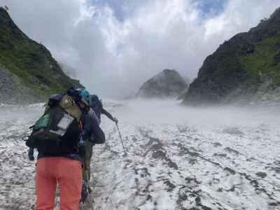大雪渓を登る 