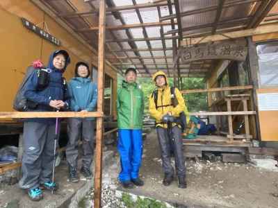 鑓温泉小屋を出発 