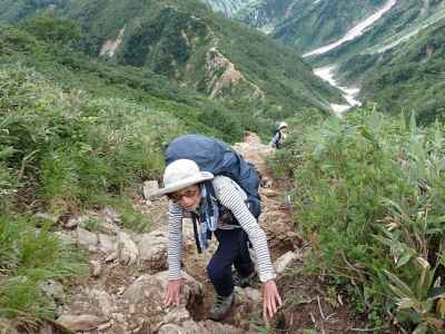 痩せ尾根の岩場をよじ登る 
