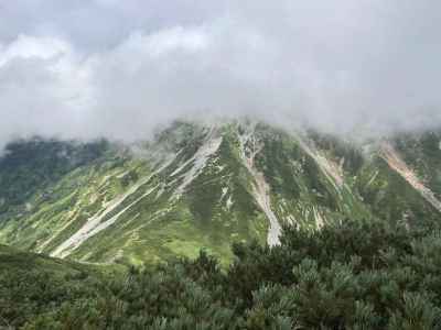 一瞬見えた獅子岳の下山路 