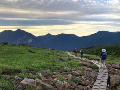 前方の後立山連峰を眺めながら 