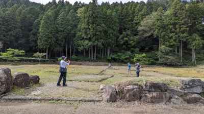 平面復元地区。住居や井戸、道路、水路などの跡を見ることができる 