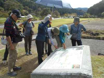 平面復元地区見学の様子 
