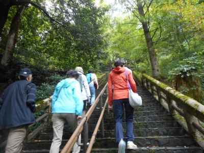 天守までは階段が続く 