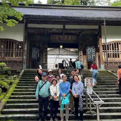 拝観受付のある通用門から境内の見学開始 