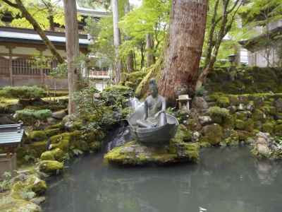 通用門側の池。後ろに納経塔が見える 