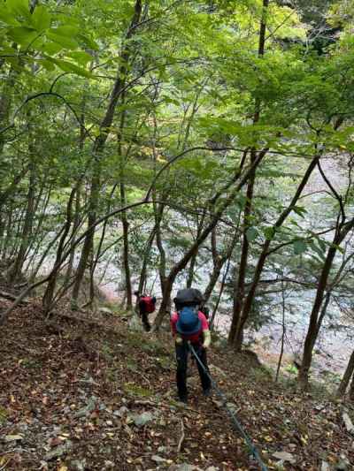林道からの下降点にはフィックスロープあり 