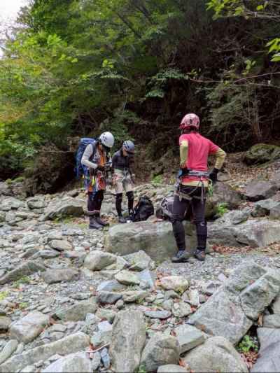 入渓前に武装準備 