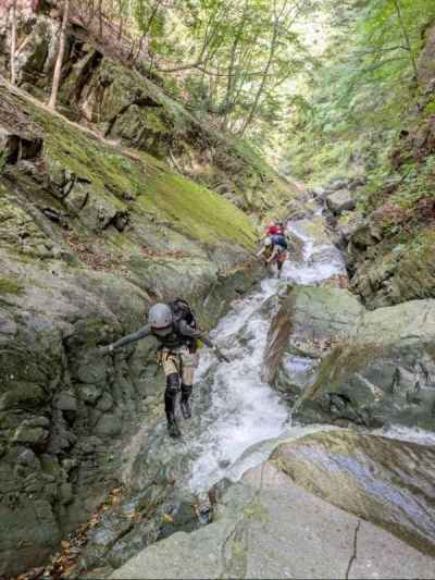 トイ状スラブ滝を快適に遡行 