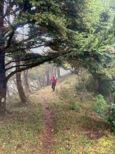 稜線に出ると…なんと強風と雨！ 