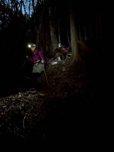 闇下中も歌を歌いながら元気なS＆Kペア 