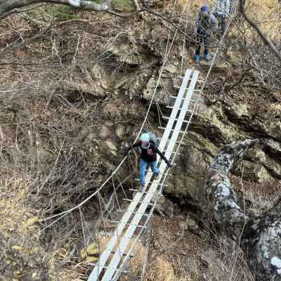 揺れて傾いている