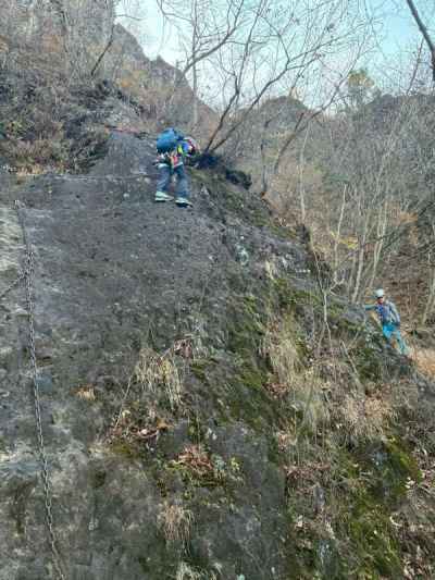 丁須の頭の袂で思い思いにルートどり 