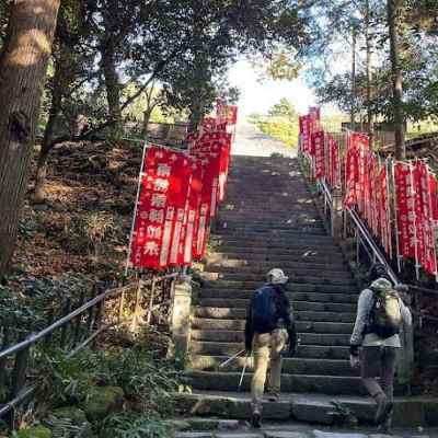 日向薬師の階段を登る 